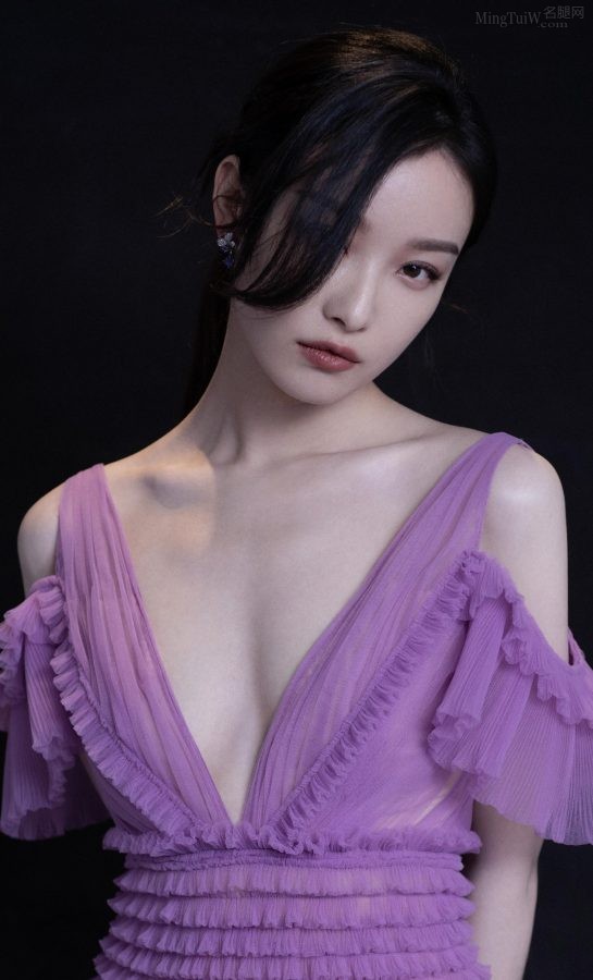 倪妮一袭紫色深V紫裙风光无限(2/6)