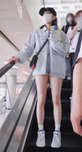 宋雨琦机场手扶电梯秀长腿三套衣服合一（第2张/共9张）