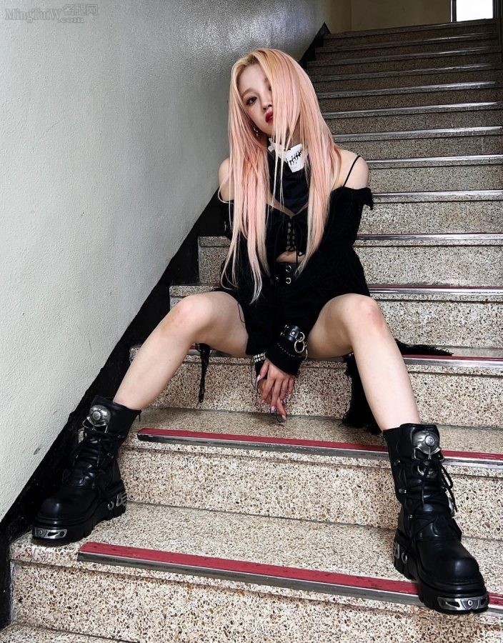 长直金发美女宋雨琦坐在楼梯台阶上秀美腿(3/7)