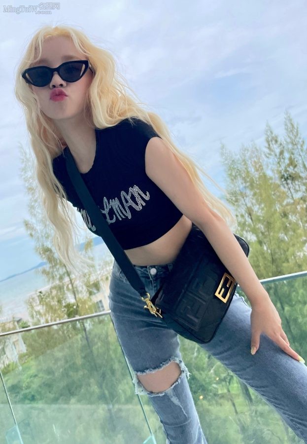 Song Yuqi’s tight jeans highlight her long legs and buttocks(4/9)