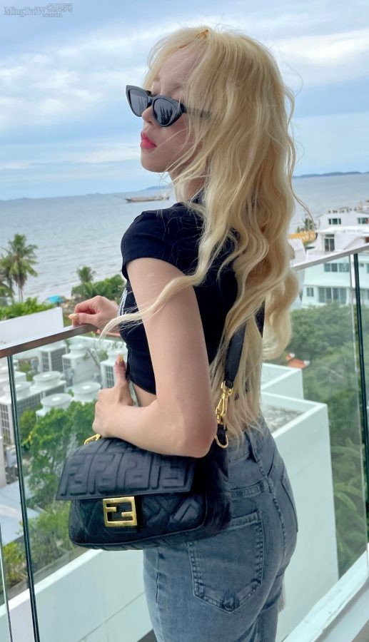 Song Yuqi’s tight jeans highlight her long legs and buttocks(8/9)