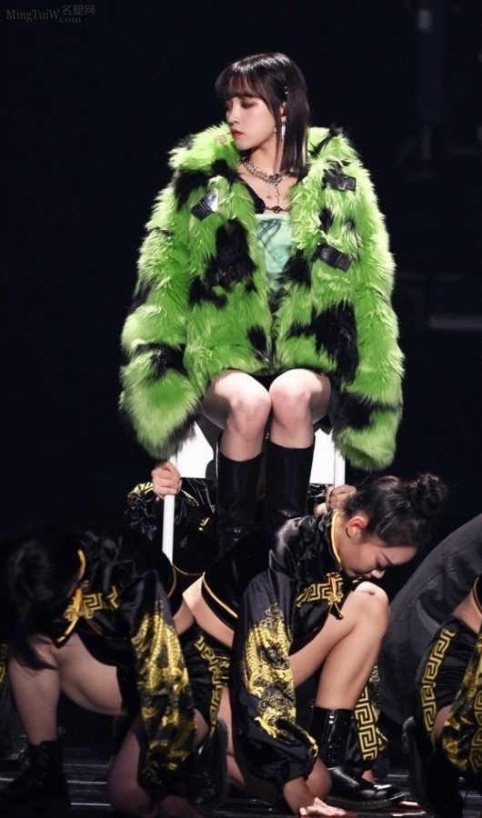 Female star Song Yuqi's beautiful legs in leather boots(4/4)