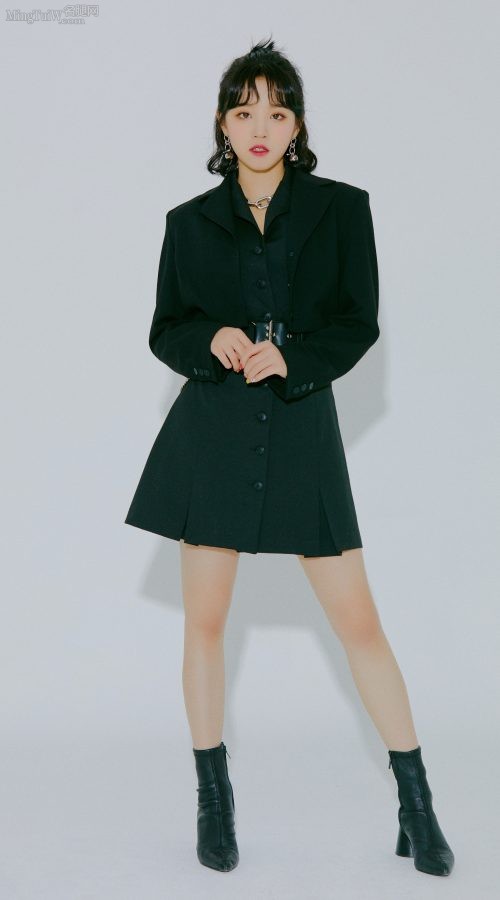 Song Yuqi's beautiful legs wearing high-heeled leather short boots for a photo shoot(2/4)