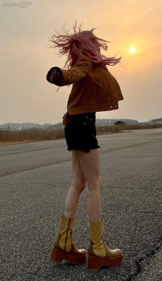 Song Yuqi's girl's legs are long and thin under the sunset(4/10)
