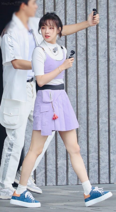 女歌手宋雨琦穿紫裙露白细腿（第1张/共4张）