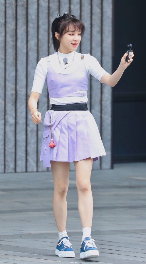 女歌手宋雨琦穿紫裙露白细腿（第2张/共4张）
