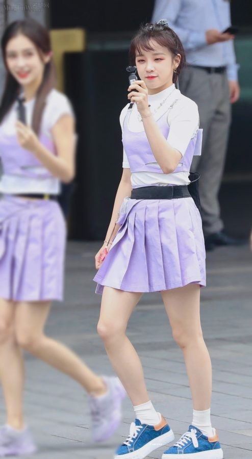 Female singer Song Yuqi wears a purple skirt to reveal her thin white legs(3/4)