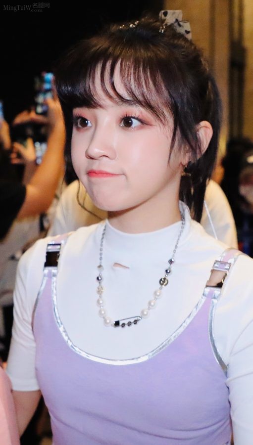 Female singer Song Yuqi wears a purple skirt to reveal her thin white legs(4/4)