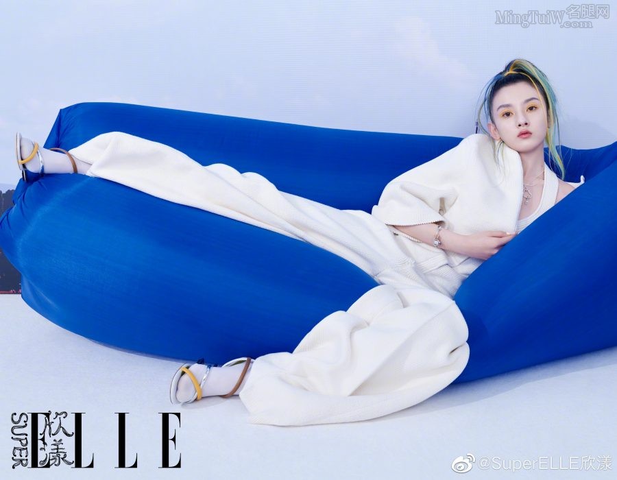 ELLE杂志封面大片宋祖儿裤里白色丝袜脚(1/7)