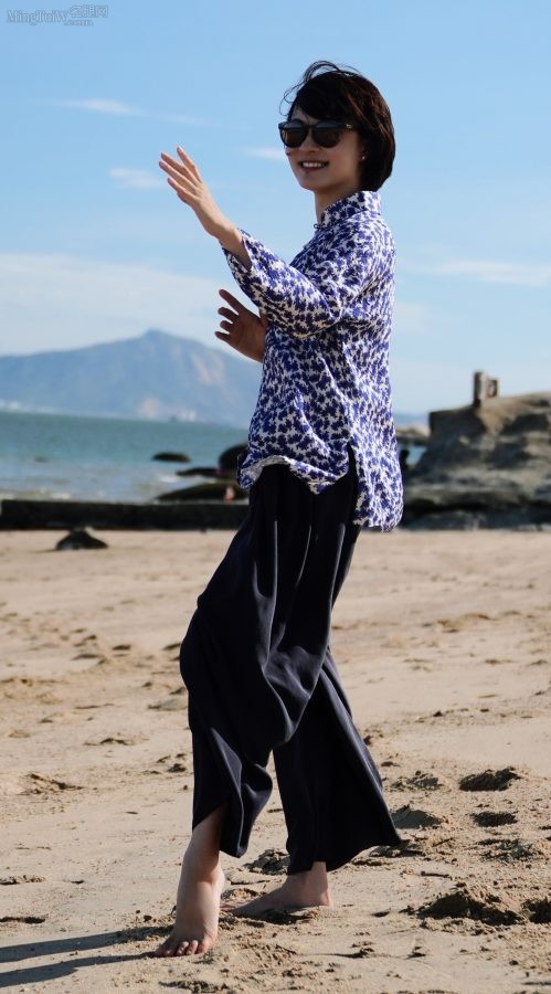 Sun Li walks barefoot on the beach(1/6)