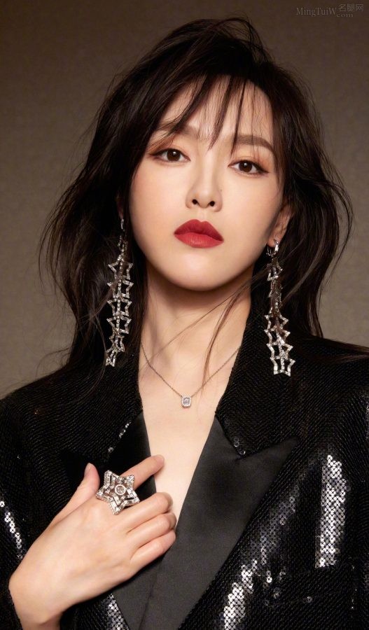 Tiffany Tang Yan's photo of red lips and beautiful face is super charming(2/4)