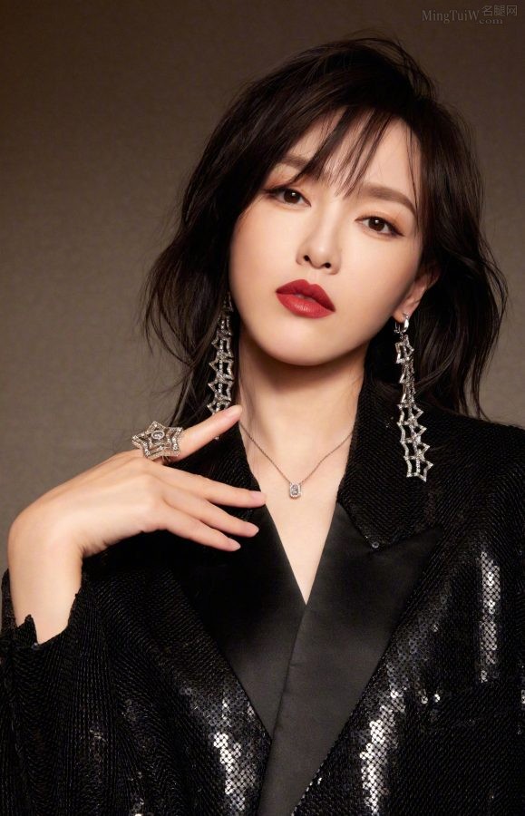 Tiffany Tang Yan's photo of red lips and beautiful face is super charming(3/4)