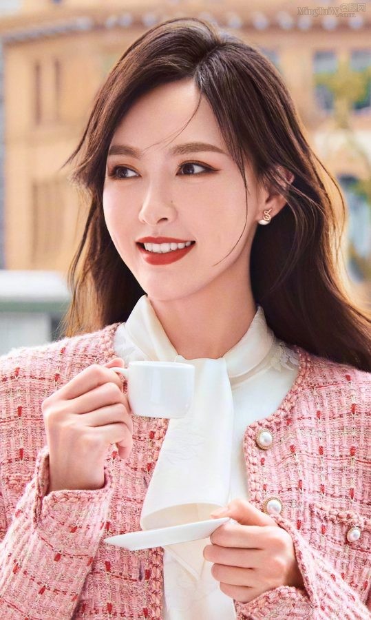 美女明星唐嫣假日休闲外拍夹腿坐姿(2/2)