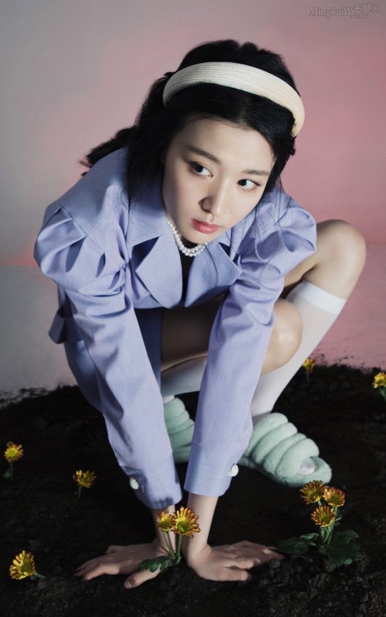 王楚然美腿穿白丝短筒袜拍写真(3/4)