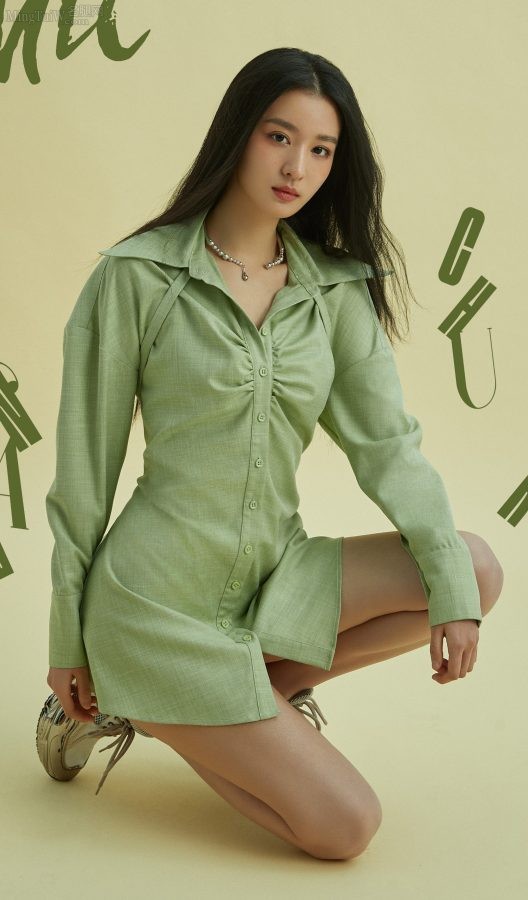 王楚然登上时尚杂志美腿半跪(1/4)