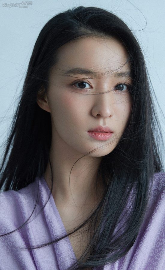 王楚然登上时尚杂志美腿半跪(4/4)