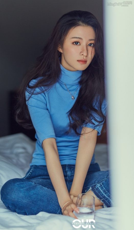 Wang Churan has beautiful feet in jeans and freckles(2/3)