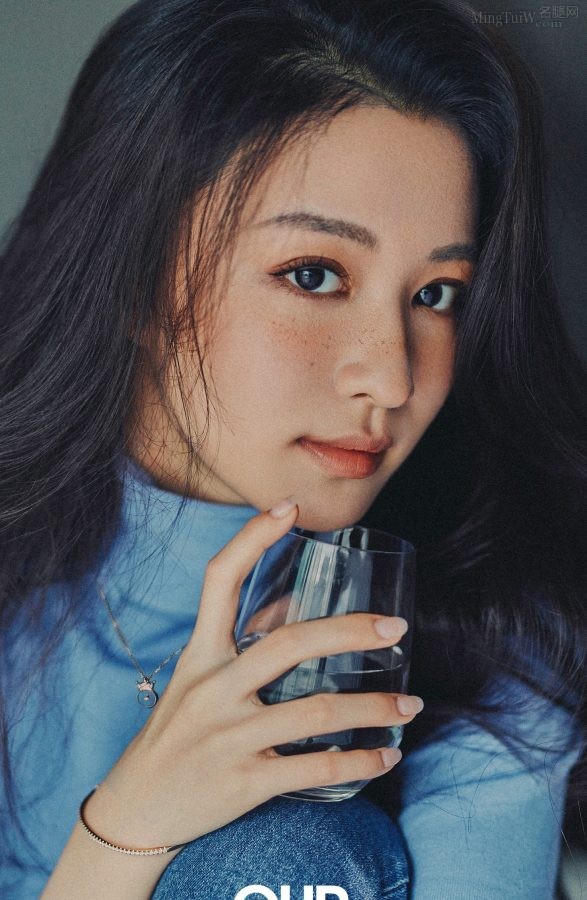 王楚然雀斑妆牛仔裤美脚丫(3/3)