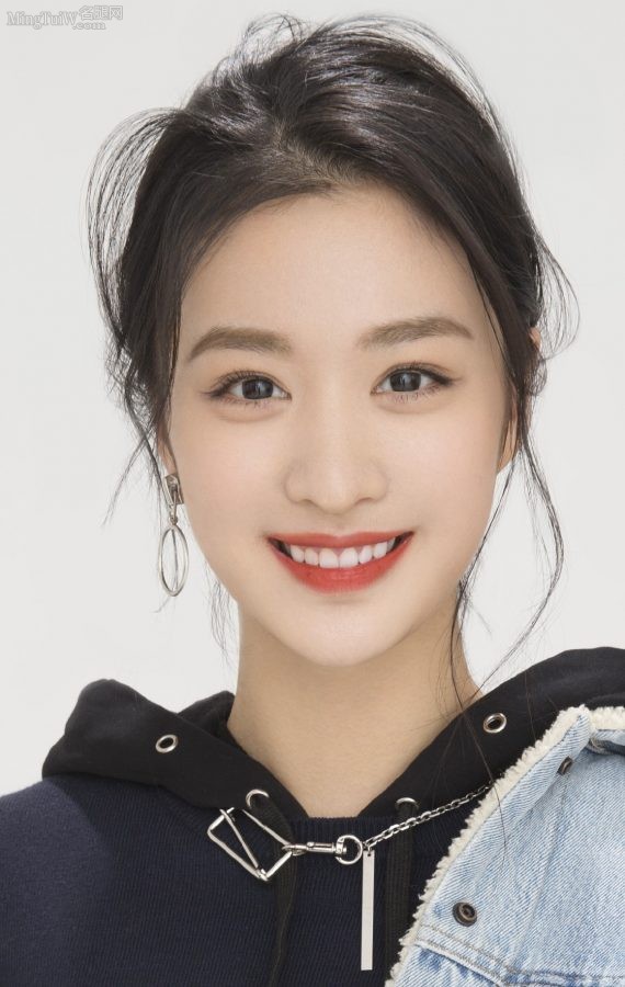 王楚然美腿穿蓝色紧身牛仔裤甜美清纯(3/3)