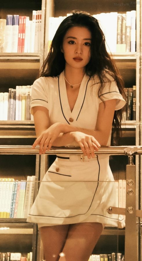王楚然披肩长发美腿笔直(2/3)