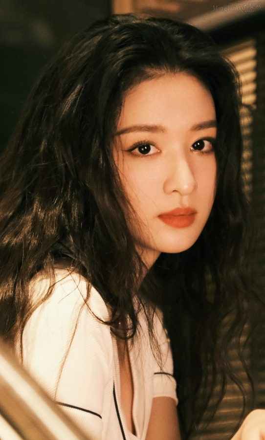 王楚然披肩长发美腿笔直(3/3)