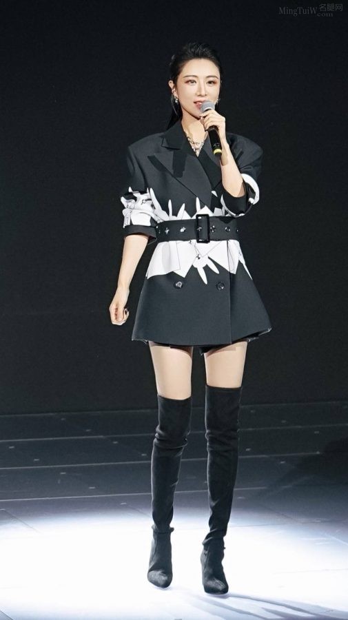 薇娅长靴美腿自信亮相(2/2)