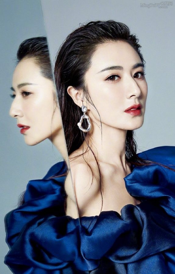 时尚杂志薇娅玉足穿凉鞋大片(3/5)