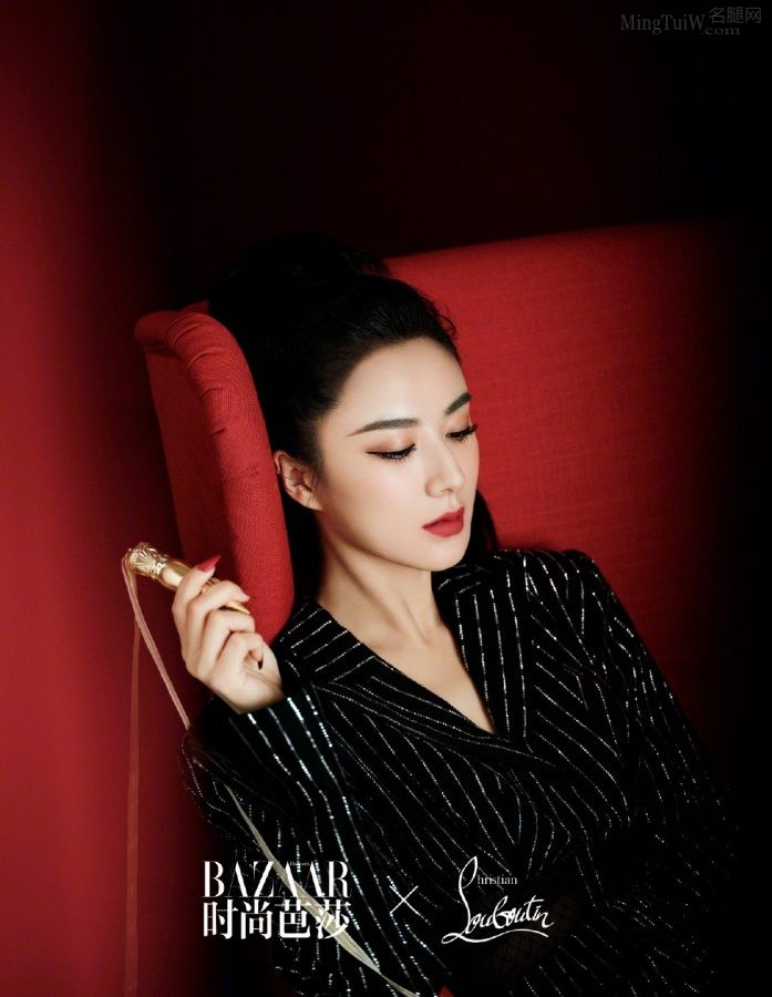 《时尚芭莎》薇娅高跟美腿写真大片(3/4)