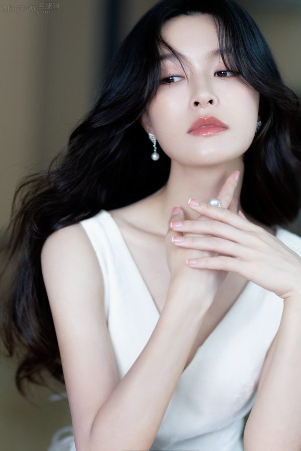 天使的面孔文咏珊穿白色羽毛长裙(4/6)