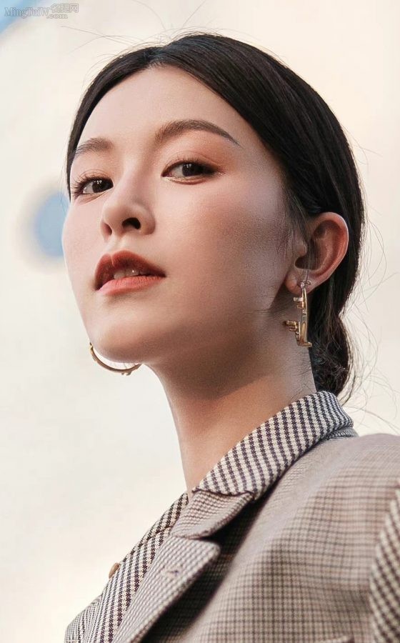 文咏珊白嫩光滑的吸睛美腿穿运动鞋拍照(7/8)