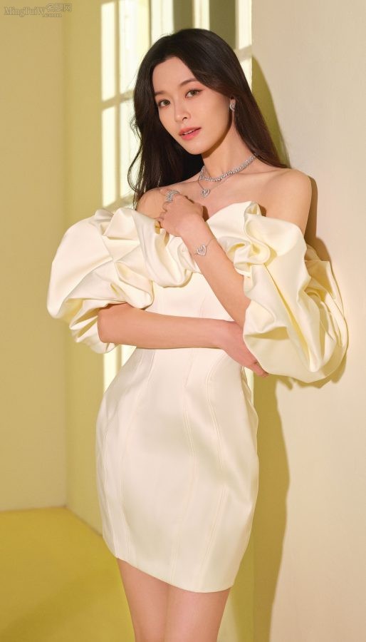 文咏珊白色超短裙美腿玉足靓照(4/5)