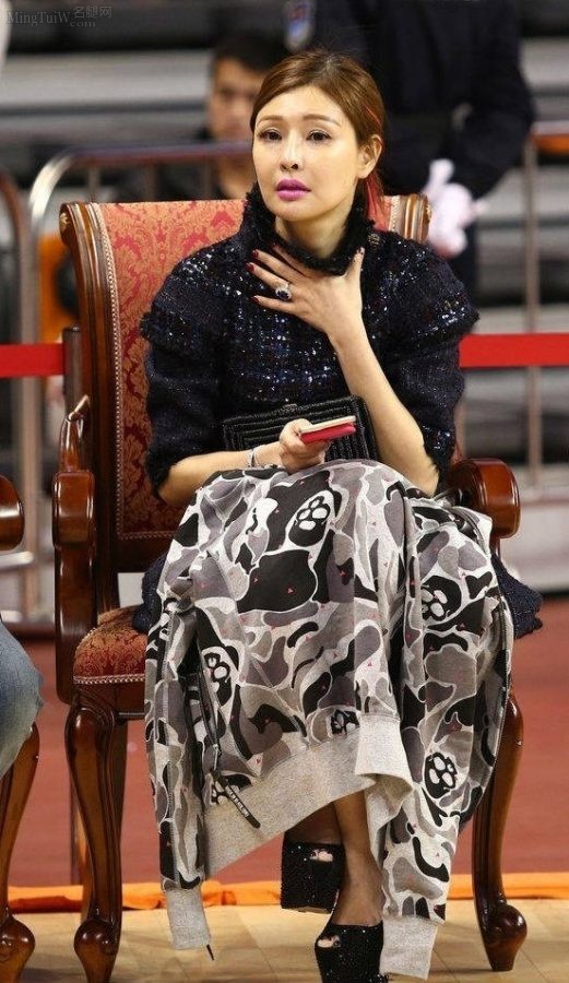 广东宏远女老板吴迪美腿穿防水台高跟看球(3/3)