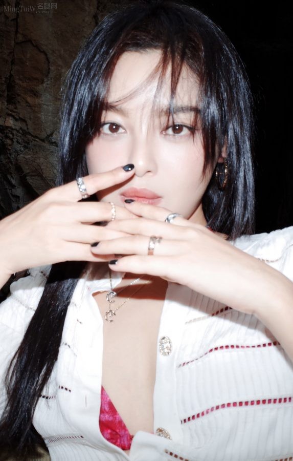 Xin Zhilei takes off her clothes and unbuttons her underwear, revealing her really white thighs(3/7)