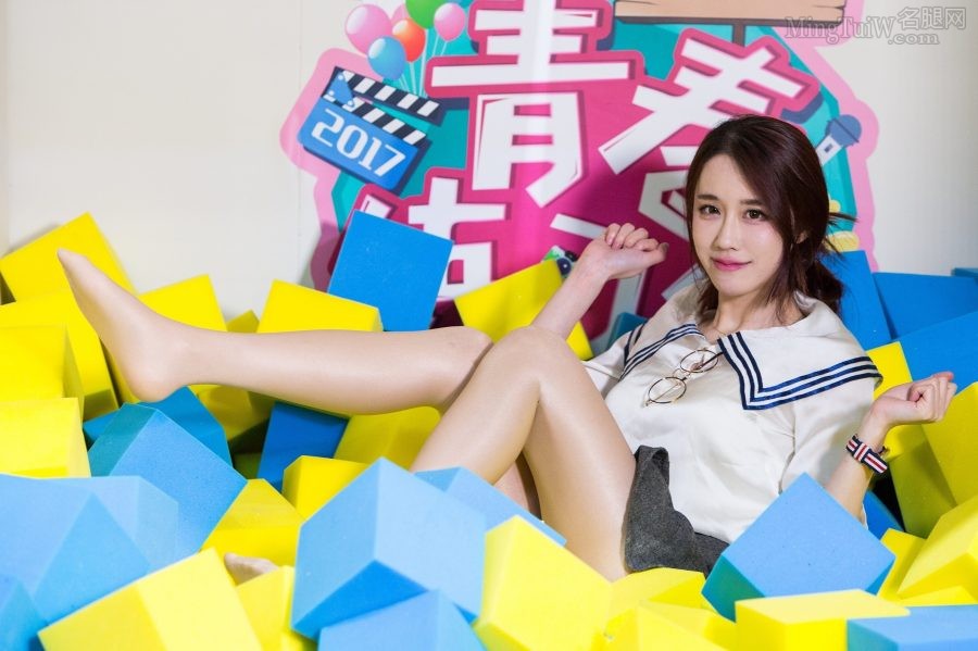 女主播轩子巨2兔让你欣赏她好看的丝袜脚(2/6)