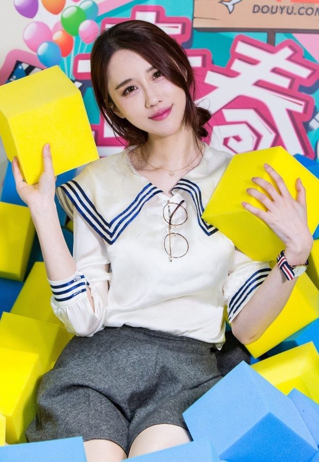女主播轩子巨2兔让你欣赏她好看的丝袜脚(6/6)