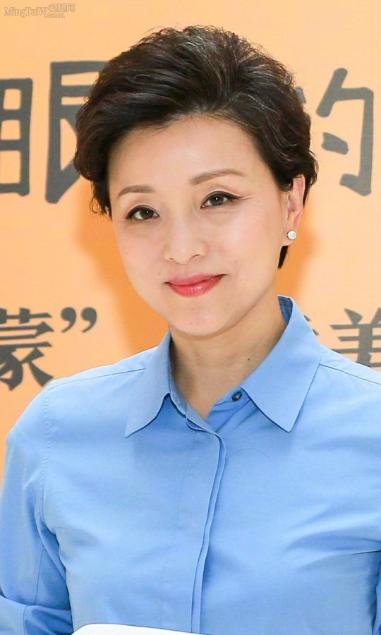 Mature short-haired and temperamental female host Yang Lan has pointed hair and white high heels(2/2)