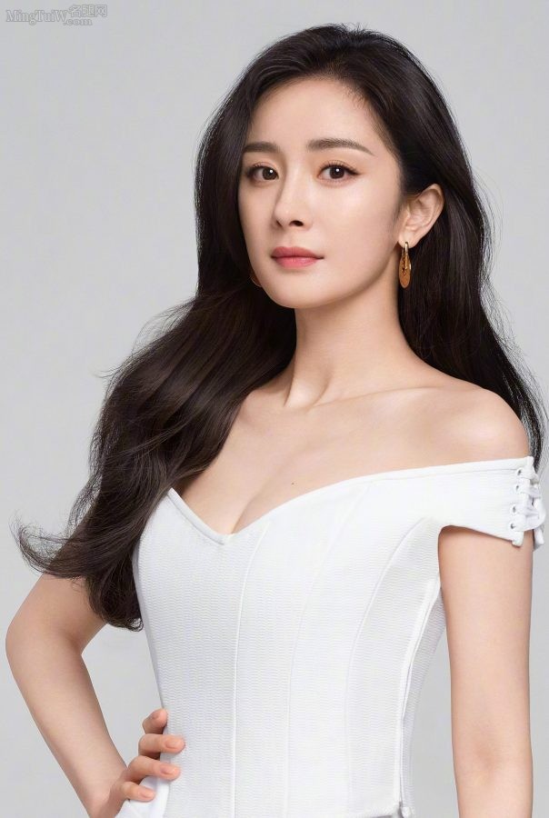 杨幂柔顺波浪长发修身白礼服美沟微露(3/3)