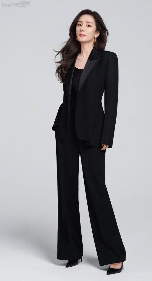 Yujie Yang Mi is wearing a black suit and red stiletto heels(1/3)