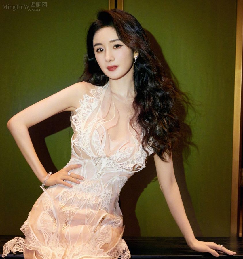 女明星杨幂玉臂细腰仙气飘飘(3/14)