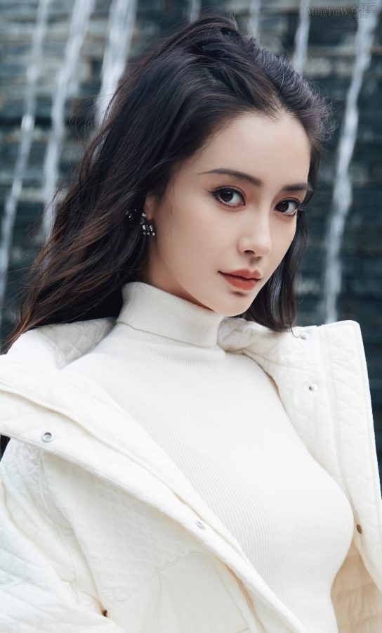 女明星杨颖穿一双白色长靴翘二郎腿坐姿(4/7)