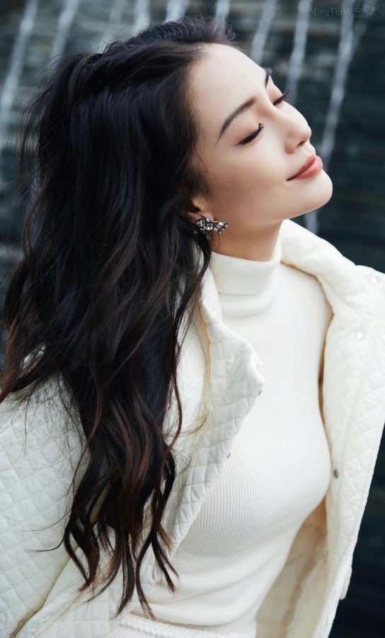 女明星杨颖穿一双白色长靴翘二郎腿坐姿(5/7)