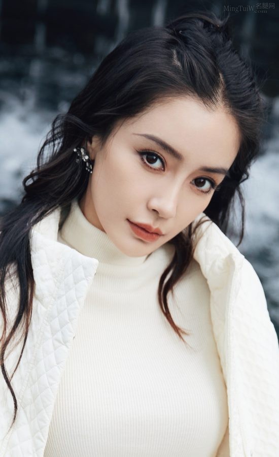 女明星杨颖穿一双白色长靴翘二郎腿坐姿(6/7)