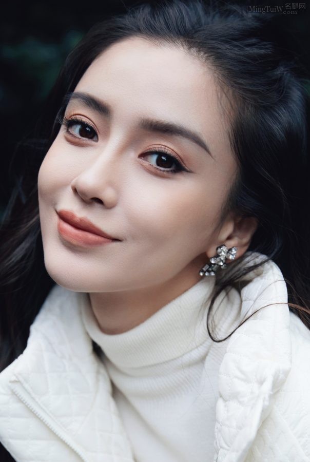 女明星杨颖穿一双白色长靴翘二郎腿坐姿(7/7)