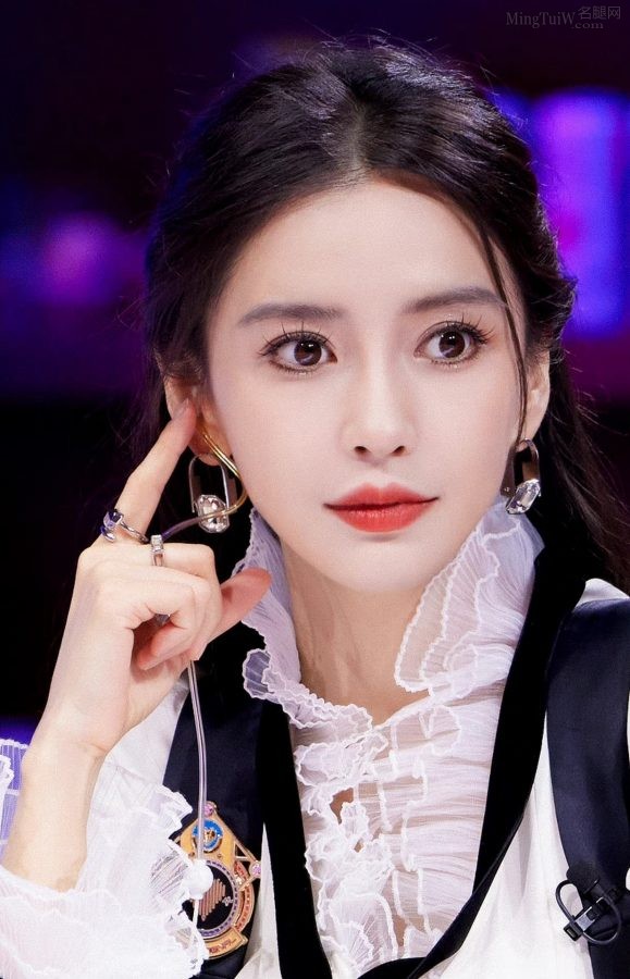 《心动的信号》杨颖白腿美脸让人心动(7/9)