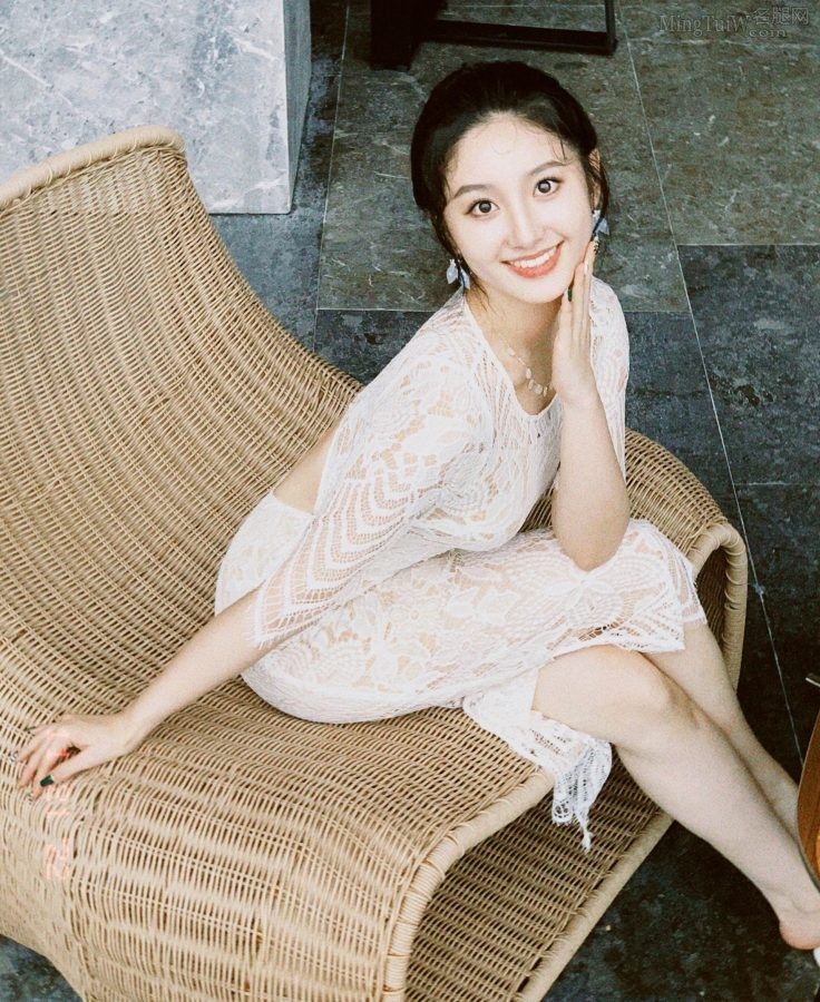 严尚嘉修身白裙玉腿美足身材柔美(3/4)