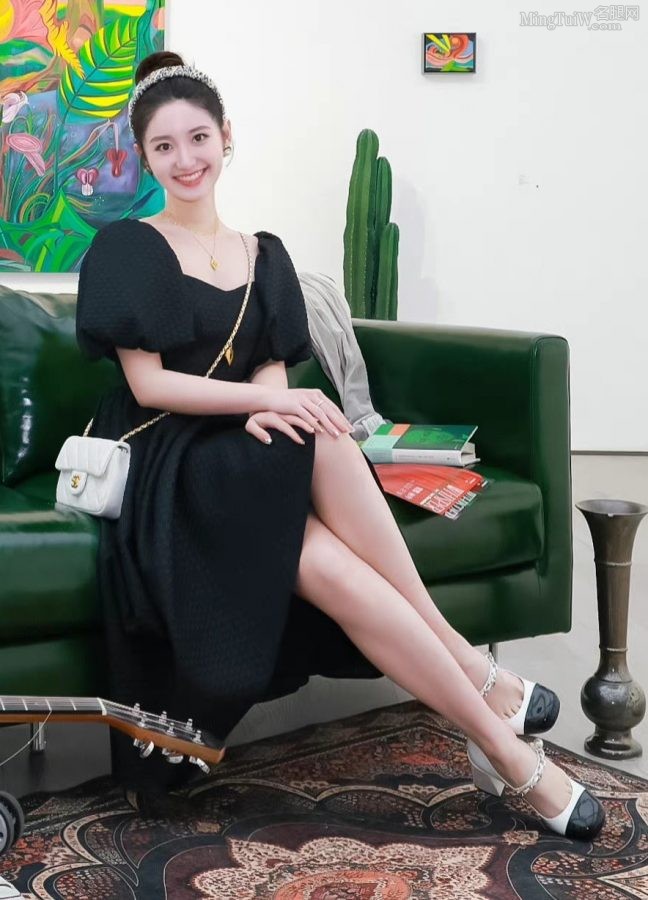 新生代女演员严尚嘉细腿交叉坐姿(2/2)