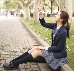 余霜穿上学生制服腿穿肉色打底袜