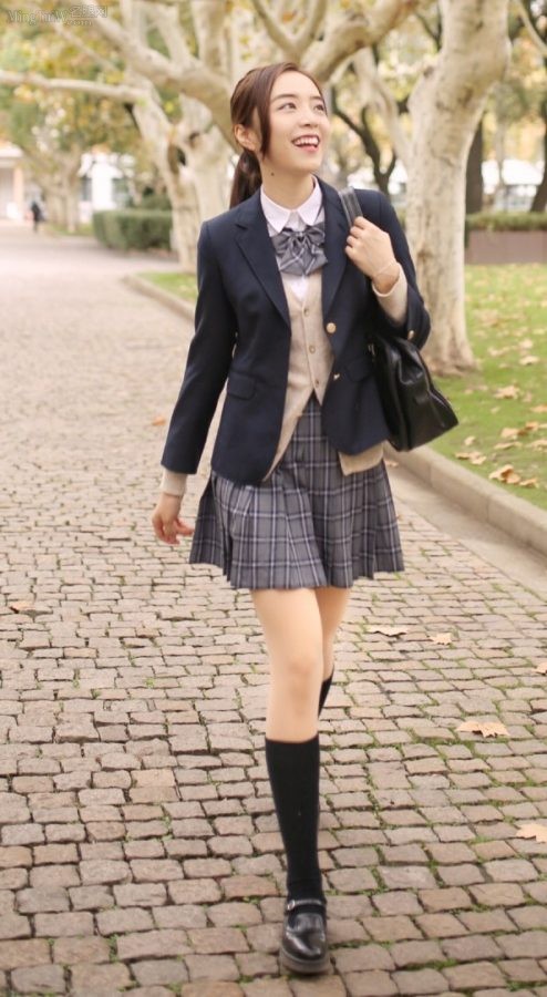 余霜穿上学生制服腿穿肉色打底袜(11/14)