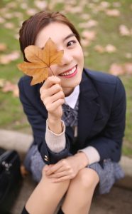 余霜穿上学生制服腿穿肉色打底袜