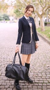 余霜穿上学生制服腿穿肉色打底袜